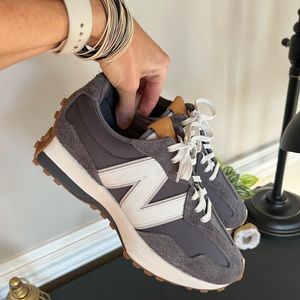 Sz 9 New Balance 327 NEW